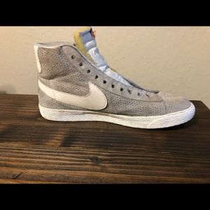 Mid ‘77  Nike suede blazer.